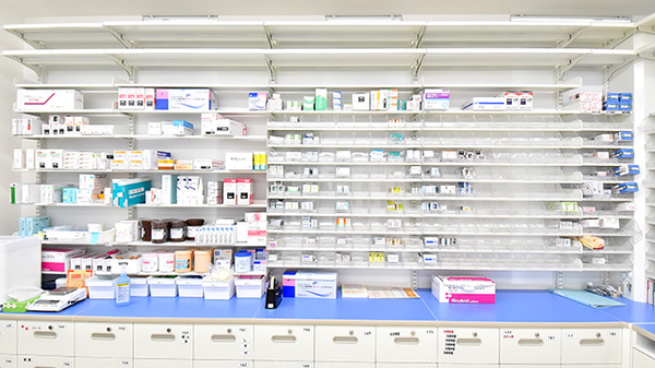 ツルハN6薬局の薬棚