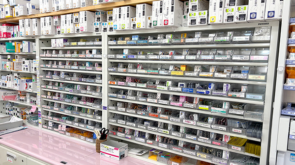 チューリップ薬局の薬棚