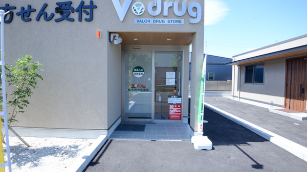 V・drug　岐阜西中島薬局の入口