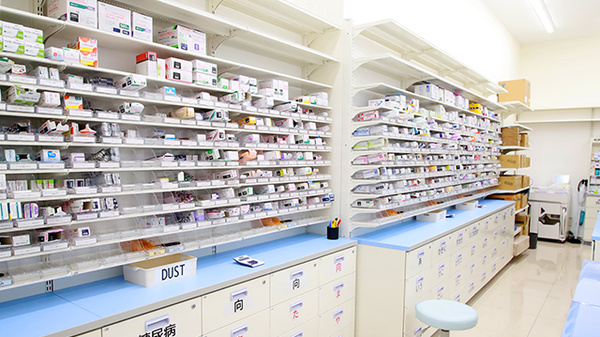 ウォンツ福田薬局の薬棚