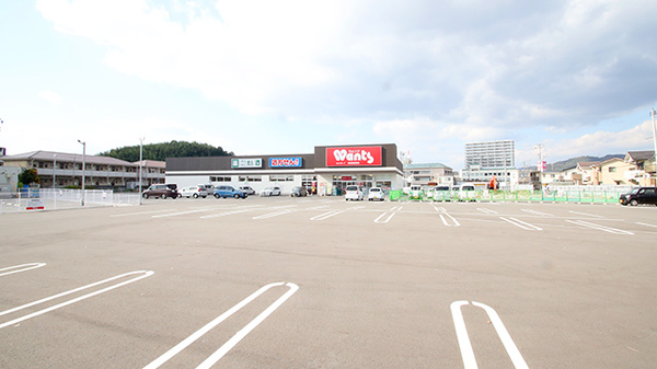 ウォンツ西条助実薬局の駐車場