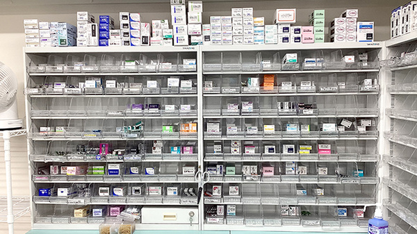 すず薬局　西郷店の薬棚
