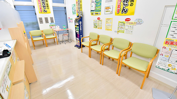 スギ薬局 新中野店の待合スペース