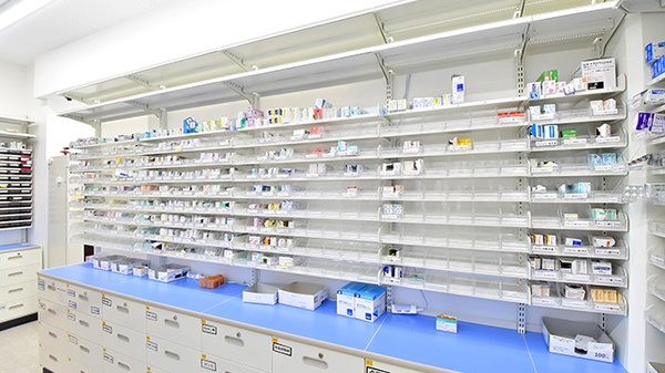 スギ薬局 新中野店の薬棚