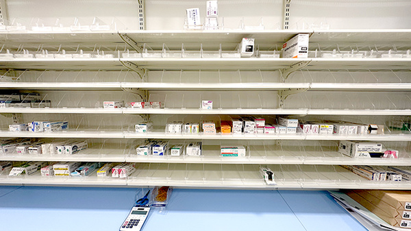 イオン薬局古河店の薬棚