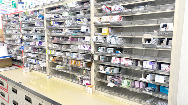中央薬局　花園店の薬棚