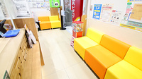 調剤薬局ツルハドラッグ仙台大和町5丁目店の待合スペース