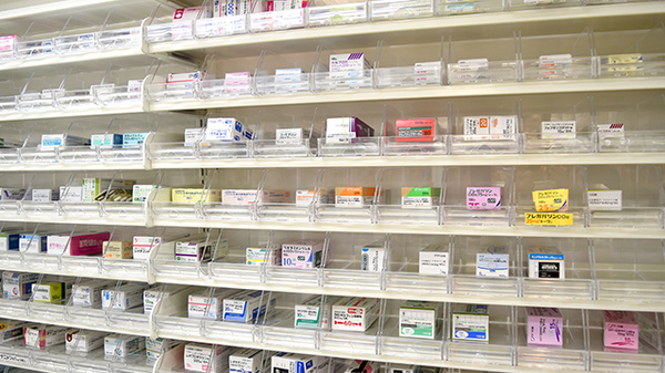 コクミン薬局　アルデ新大阪店の薬棚
