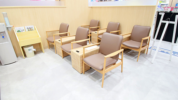 イオン薬局 西宮今津店の待合スペース