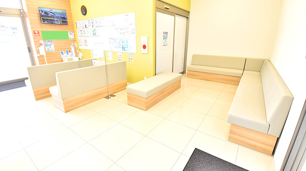 調剤薬局ツルハドラッグ西新店の待合スペース