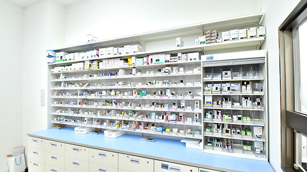 調剤薬局ツルハドラッグ西新店の薬棚