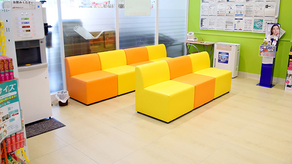 調剤薬局ツルハドラッグ西宮久保店の待合スペース