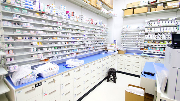 調剤薬局ツルハドラッグ西宮久保店の薬棚