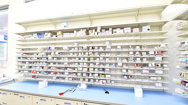 ウォンツ宇部沼1丁目薬局の薬棚
