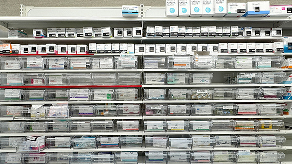 新生堂薬局 浄水通り店の薬棚