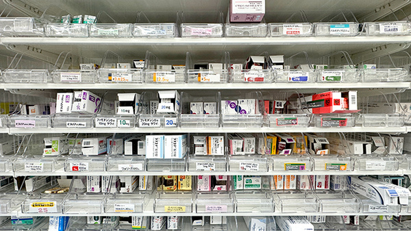 新生堂薬局 サンリブ久留米店の薬棚