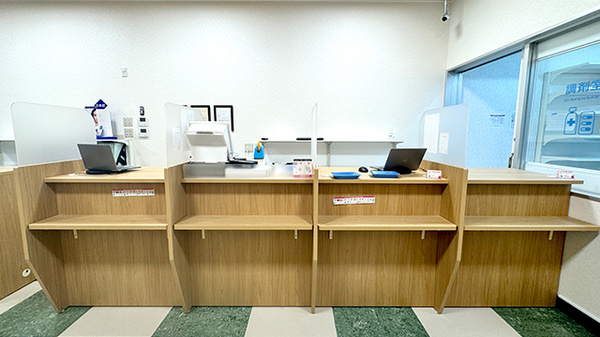 コスモス調剤薬局 陣原駅店の受付/カウンター