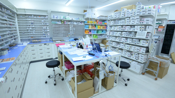 ツルハ薬局新安城駅前店の調剤室