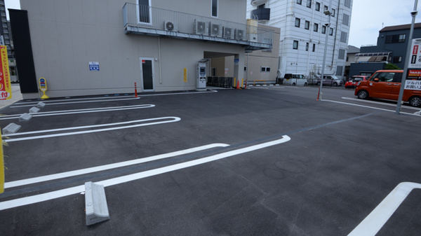 ツルハ薬局新安城駅前店の駐車場