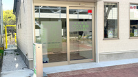 サカエ薬局　こどもの国店の入口