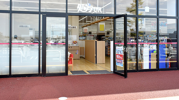 ココカラファイン薬局イオンモール橿原ウエストビレッジ店の入口