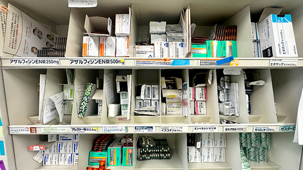 大信薬局 天神北店の薬棚