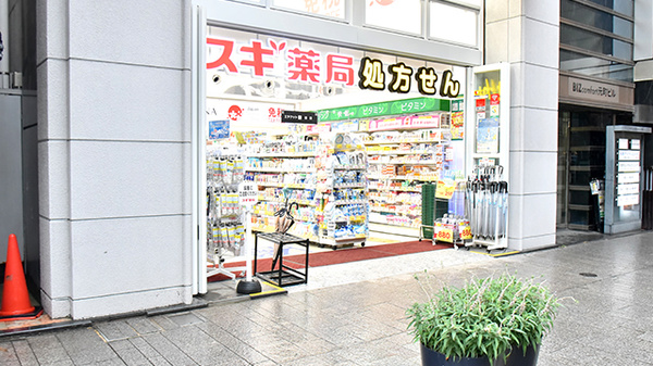 スギ薬局 横浜元町店の入口