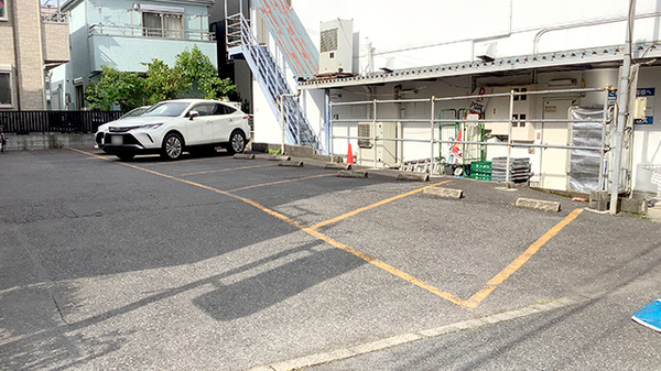 ドラッグセイムス足立佐野薬局の駐車場