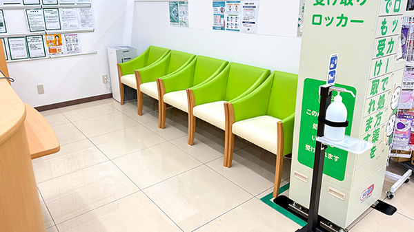 ドラッグセイムス浦和岸町薬局の待合スペース