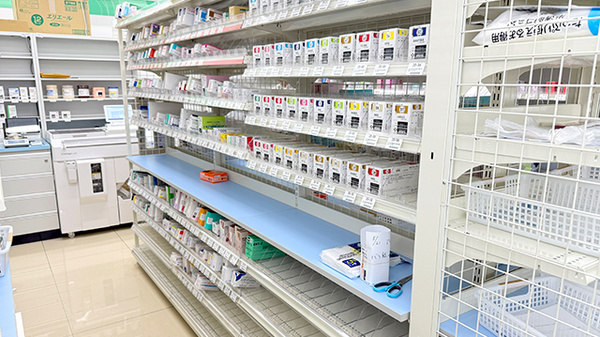 ドラッグセイムス浦和岸町薬局の薬棚