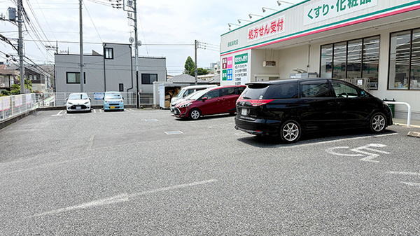 ドラッグセイムス浦和岸町薬局の駐車場