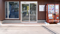 湯のまち調剤薬局の入口