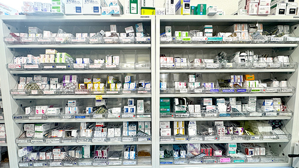 大信薬局　小倉蒲生店の薬棚