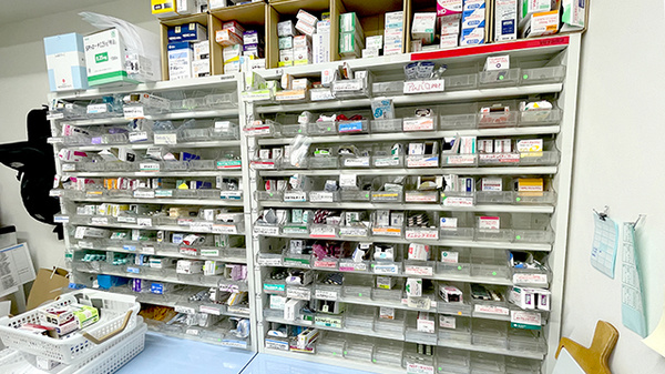 オリーブ薬局　阪神西宮店の薬棚