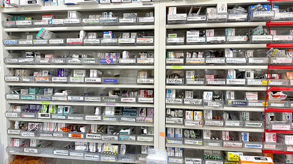 ウラタ薬局　関山田店の薬棚