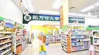 調剤薬局ツルハドラッグ郡山荒井店の入口