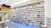 調剤薬局ツルハドラッグ郡山荒井店の薬棚