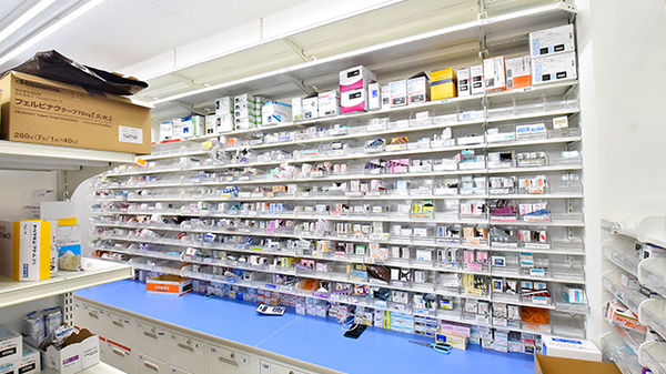 調剤薬局ツルハドラッグ郡山荒井店の薬棚