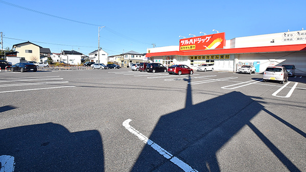 調剤薬局ツルハドラッグ郡山荒井店の駐車場
