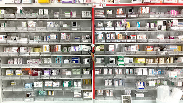 ウイン薬局前橋駒形店の薬棚