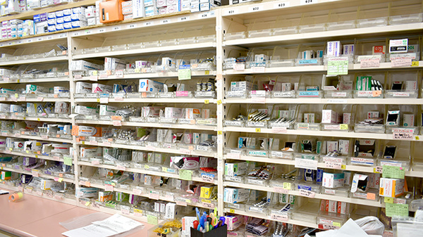 ウイング薬局 中桜塚店の薬棚