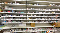 クスリのアオキ阪南鳥取薬局の薬棚