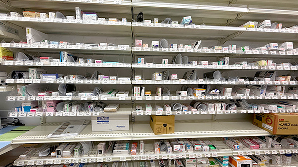 クスリのアオキ阪南鳥取薬局の薬棚