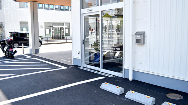 みけねこ薬局　八幡店の入口