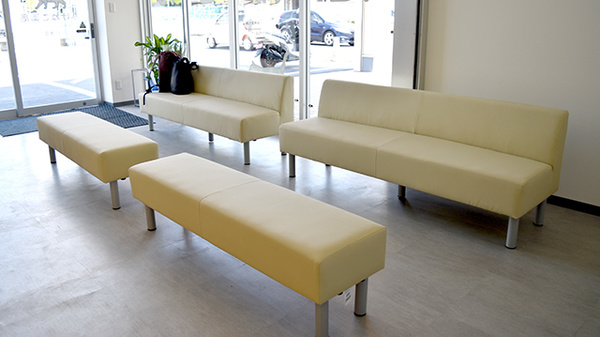 みけねこ薬局　八幡店の待合スペース