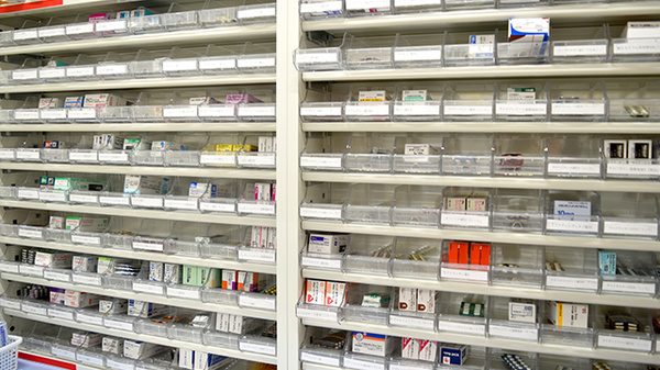 みけねこ薬局　八幡店の薬棚