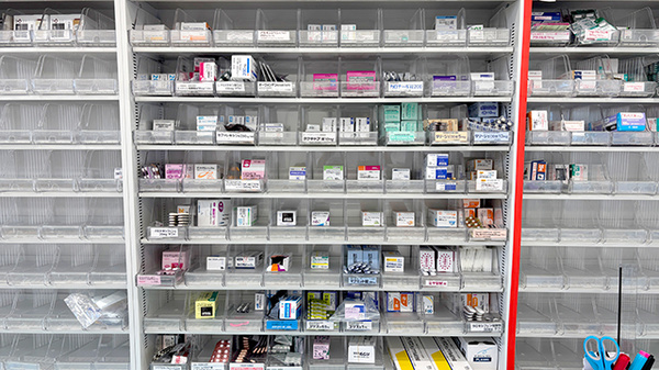 アエル薬局　西久保店の薬棚