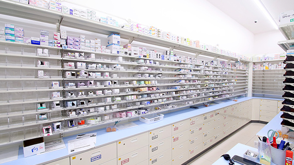 スギ薬局 塩尻北店の薬棚