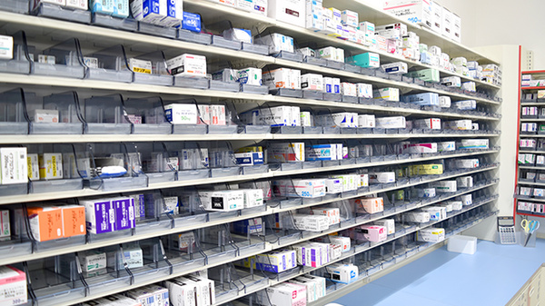 ププレひまわり薬局鮎喰店の薬棚
