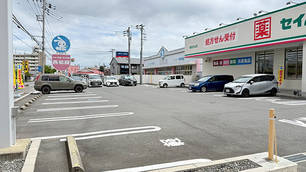 ドラッグセイムス新座片山薬局の駐車場